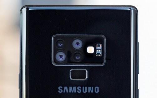 Новый смартфон с четырьмя тыльными камерами от компании Samsung